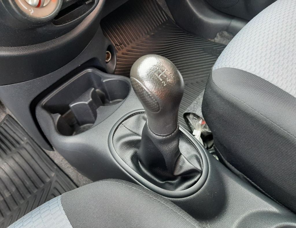 Nissan March Sv 1.6 Flex 4 Portas Modelo 2014 imagem 24