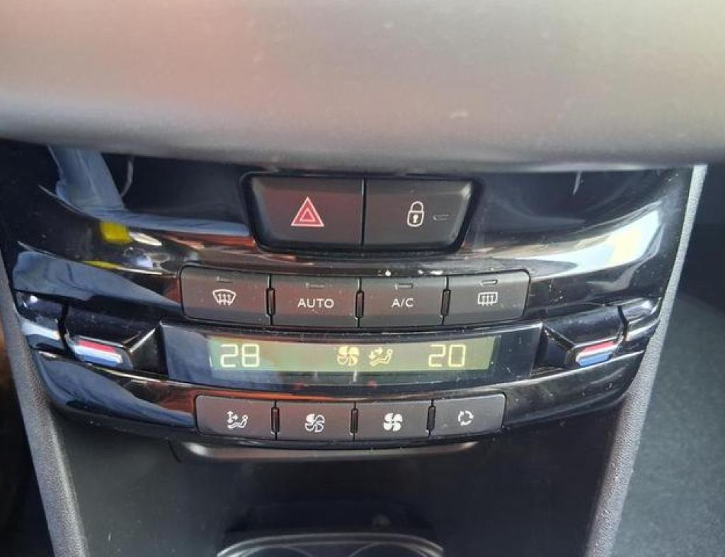 Peugeot / 2008 Allure 1.6 Automático Flex 4 Portas Modelo 2017 imagem 10