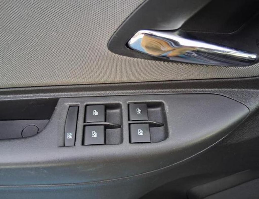Chevrolet / Spin 1.8 Lt Automática Flex 4 Portas Modelo 2016 imagem 14
